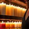 Elena Ramírez, clienta rodeada de velas sobre estantería