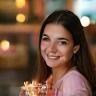 Marta Jiménez, joven clienta con sonrisa en cafetería y vela decorativa