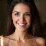 Sofía Martínez, clienta sonriente sosteniendo una vela
